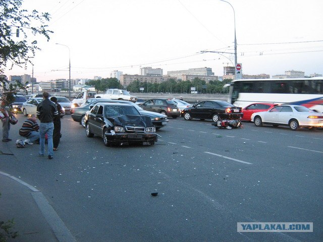 Жесткая авария.Мерседес Vs два мотоцикла.