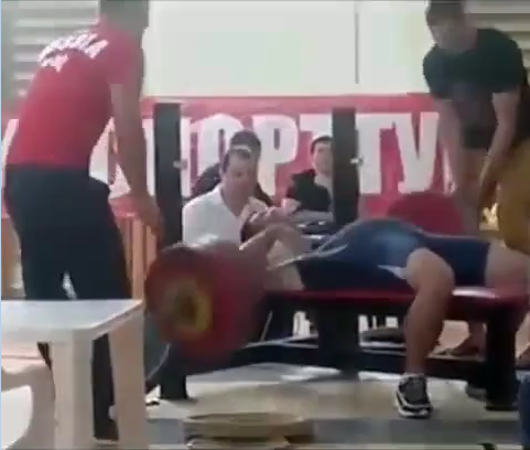 В России умер атлет, уронив на себя штангу в 180 кг: момент попал на видео