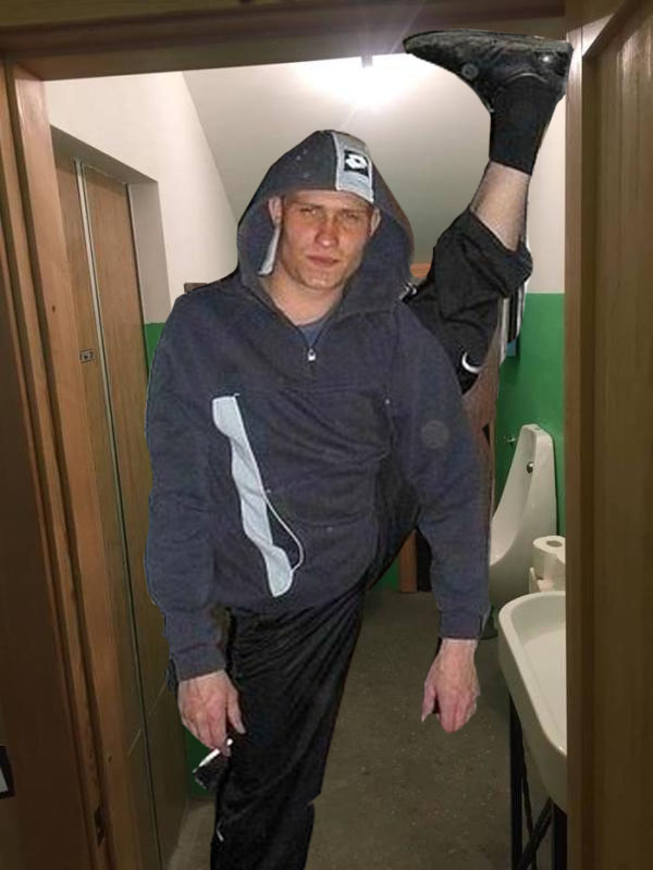 Владелец сделал в кафе в Новороссийске туалет в виде подъезда