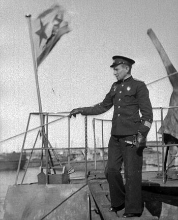 Подводник Пётр Грищенко, его представляли к званию ГСС более десяти раз. По боевым показателям «Л-3» не имела себе равных.