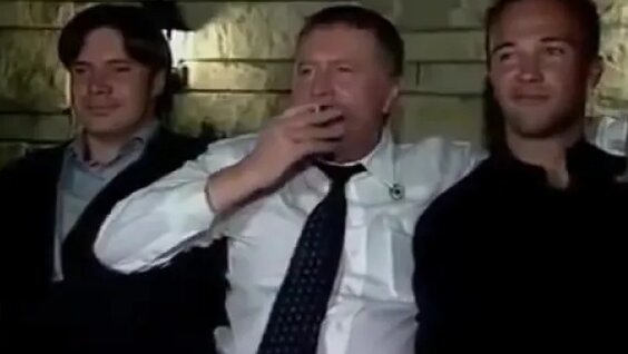Бацька набрасывает на вентилятор