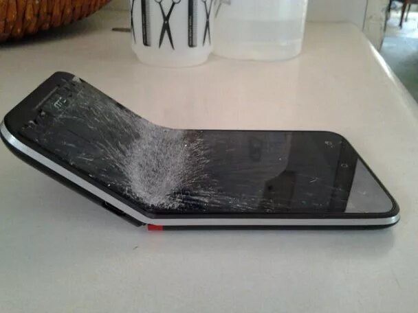 Первые кадры складного iPhone появились в сети