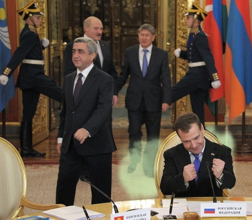 Дима играет в шофёра