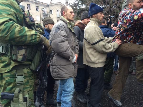 Пленных украинских военных ведут по улицам Донецка