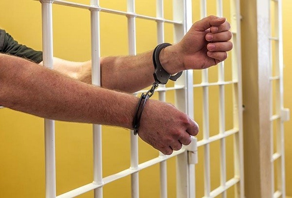 Решил показать своей даме, что он мужик и показал фак... Ставка не сыграла!