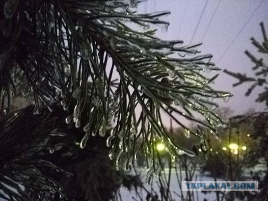Ледяной дождь в Москве, электричка пускает салют