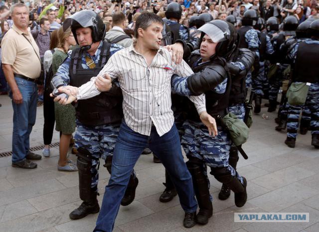 Навального задержали в подъезде его дома в Москве