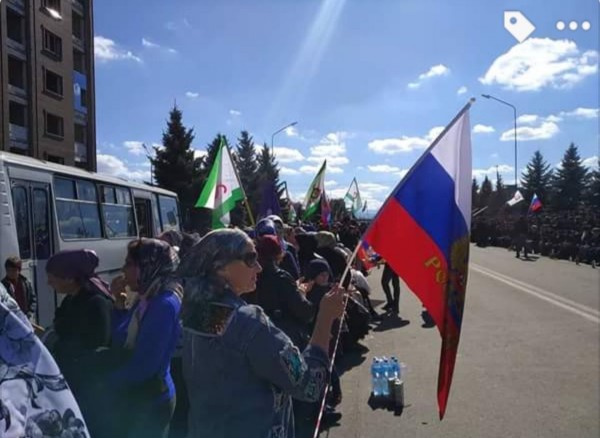 Беспорядки в Ингушетии продолжились: силовики братаются с протестующими