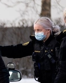 8 девушек полицейских задерживают мужчину в Исландии