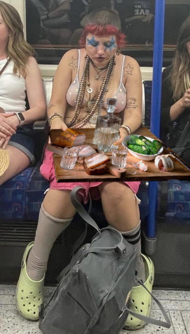 Фотожаба: шахматистка - ланч в метро