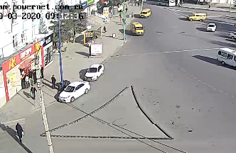 Давайте фото у кого какой вид из окна на оживленные улицы городов в настоящий момент