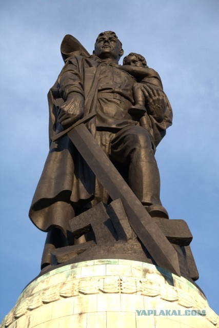 В Берлине призывают снести памятник танкам