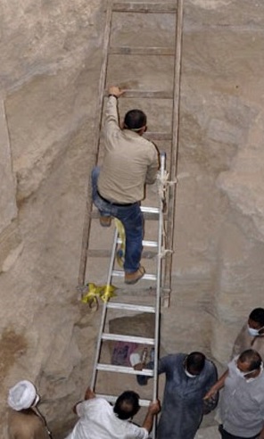 Археологи вскрыли зловещий черный саркофаг