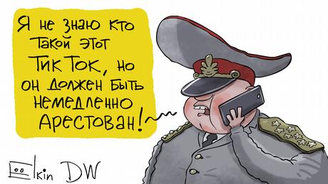 Возле Пушкинской площади начались столкновения с полицией. Неизвестные забрасывают ОМОН бутылками и файерами