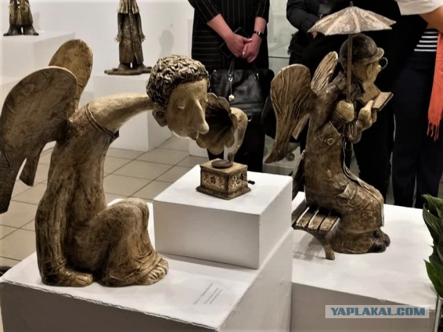 На набережной Карповки тайно открыли скульптуру «Печальный ангел» в память о погибших от коронавируса врачах