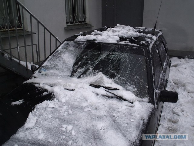 Снег с крыши дома упал на машины