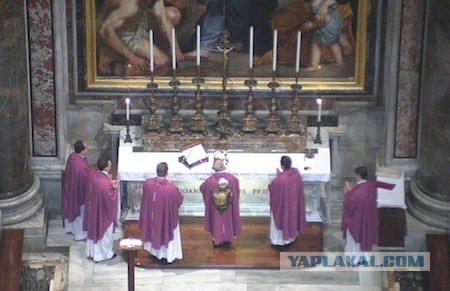 У гроба Папы Иоанна Павла II