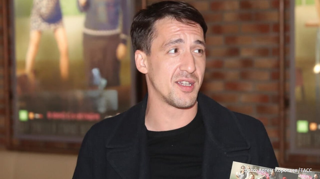 Актеру Артуру Смольянинову* прокурор запросил 9 лет и 10 месяцев колонии заочно по делу о фейках про ВС РФ