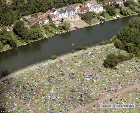 Тысячи брошенных палаток после фестиваля