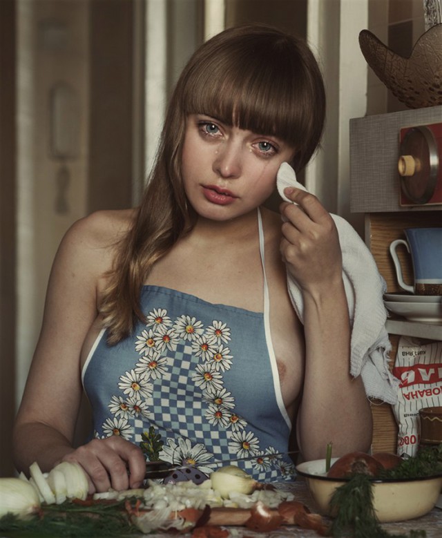 Девушки занятые в домашним хозяйством