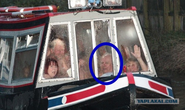 40 голых людей развлекались на лодке в Великобритании - не дай боги это увидеть вживую