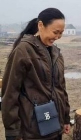 Жена главы Якутии сверкнула сумкой за 105 тысяч рублей перед деревенскими погорельцами
