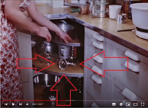 Советская мясорубка – надёжная, как АК-47. Всё, что у неё могло сломаться — это стол, к которому она крепилась