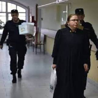 Художницу Александру Скочиленко, обвиняемую в дискредитации ВС РФ, приговорили к 7 годам колонии общего режима
