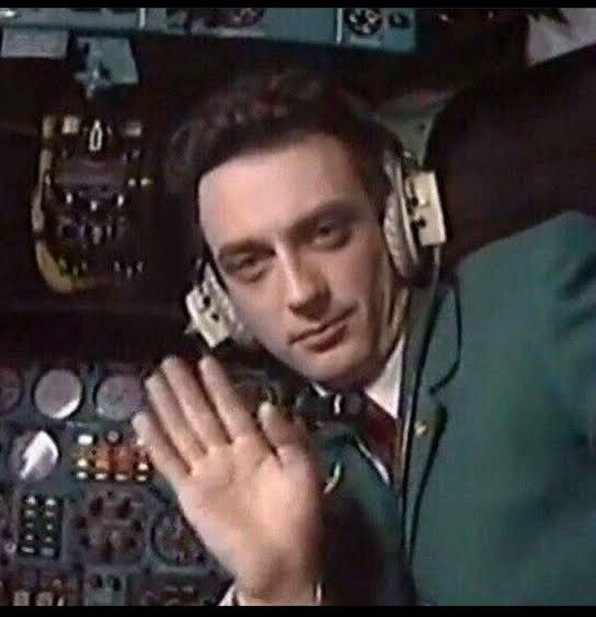 Фальшивый пилот работал командиром воздушного судна в авиакомпании в Литве в течении длительного времени. Пилота уволили