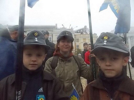 В школах каждый день будет начинаться с гимна и минуты молчания