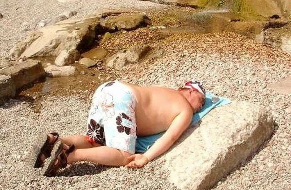 Пока спал на пляже. Уснул на пляже смешно. Смешные алкаши на пляжах.
