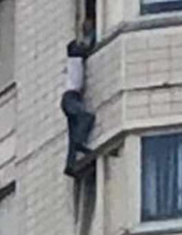 В Некрасовке женщина 15 минут держала за руки выпавшего из окна