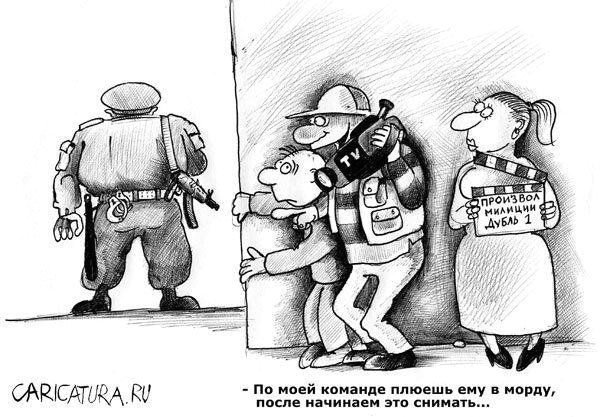 Жестокое избиение девушки полицейским!