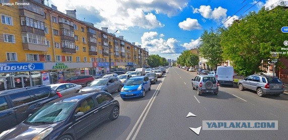В Кирове водитель BMW сбил семью с ребёнком на пешеходном переходе, проехав на ЗЕЛЁНЫЙ