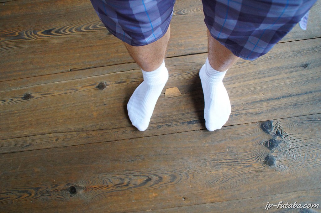 Мальчик в носочках. Белые носки мужские. Мужские ноги в носках. Ноги мальчика в носках. Мальчик в белых носках.