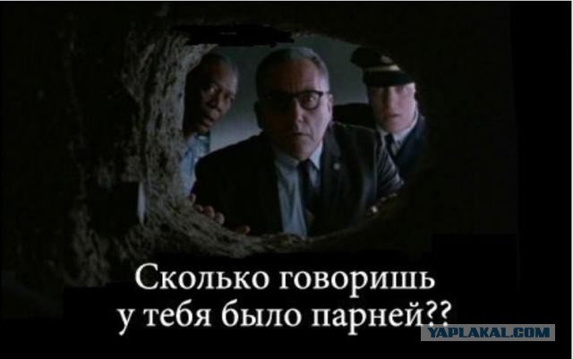 Дама не заметила открытый люк.