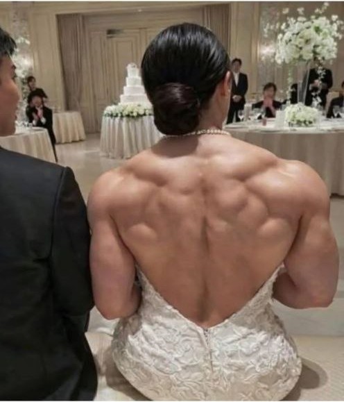 Мальчик отказался покупать красивой даме трусы за 35000 рублей