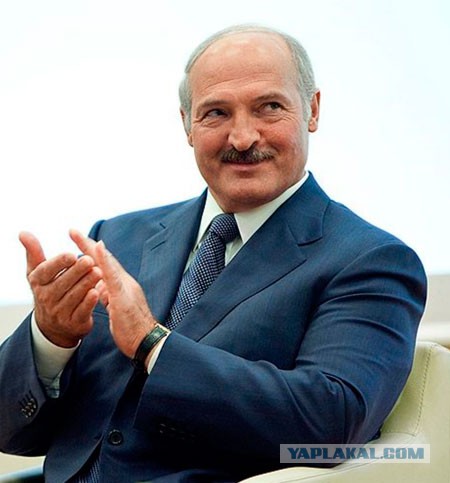 Лукашенко, который смотрит на разные вещи