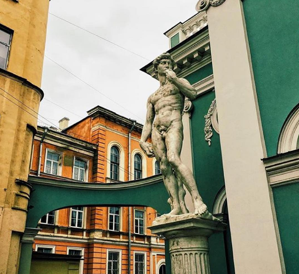 В Петербурге обнажённую статую Давида прикрыли кепочкой