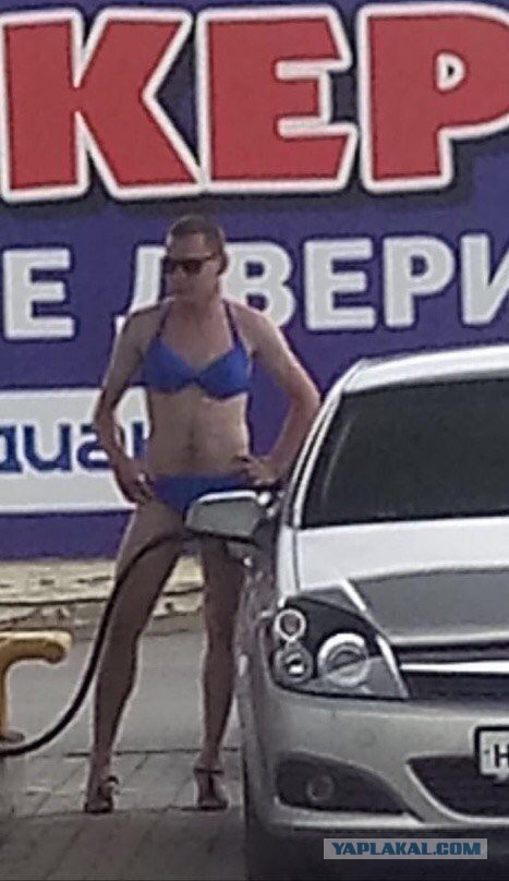 Женщины в Челнах массово разделись ради бесплатного бензина