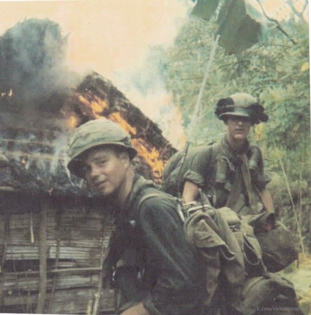 Вьетнам последние новости. Хроники вьетнамской войны. Вьетнам солдат и Хижина горит.
