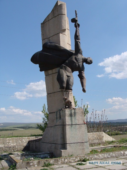 В Крыму расчленили памятник советским воинам