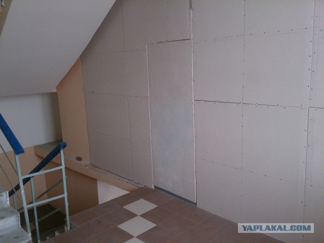 Незаконная установка кладовок в подъезде