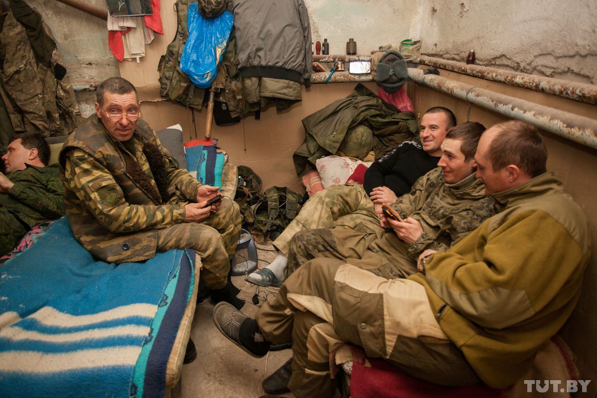 Солдаты живут читать. Казармы украинской армии. Военная казарма. Спят русские солдаты на Украине. Украинские солдаты спят.