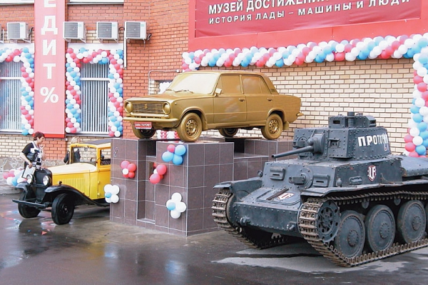 Автомобили на постаменте