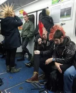 Свежая подборка катастрофических модников из нашего метро