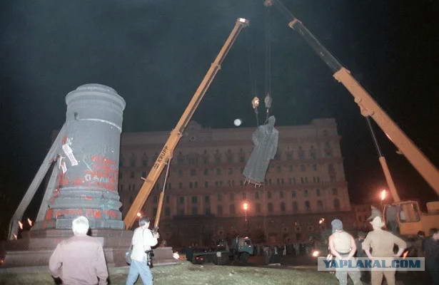 Памятникопад