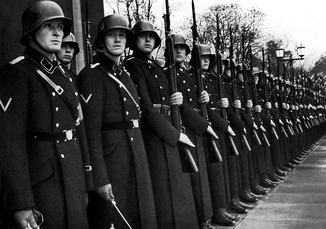 В Германии демонстранты скандируют "На колени!"