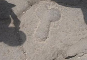 В Англии нашли «оскорбительный камень», на котором 1700 лет назад высекли «Секундин засранец» и нарисовали пенис