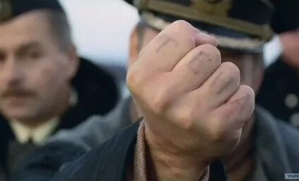 Принц на белом коне: мужик решил порадовать жену и привел в квартиру лошадь